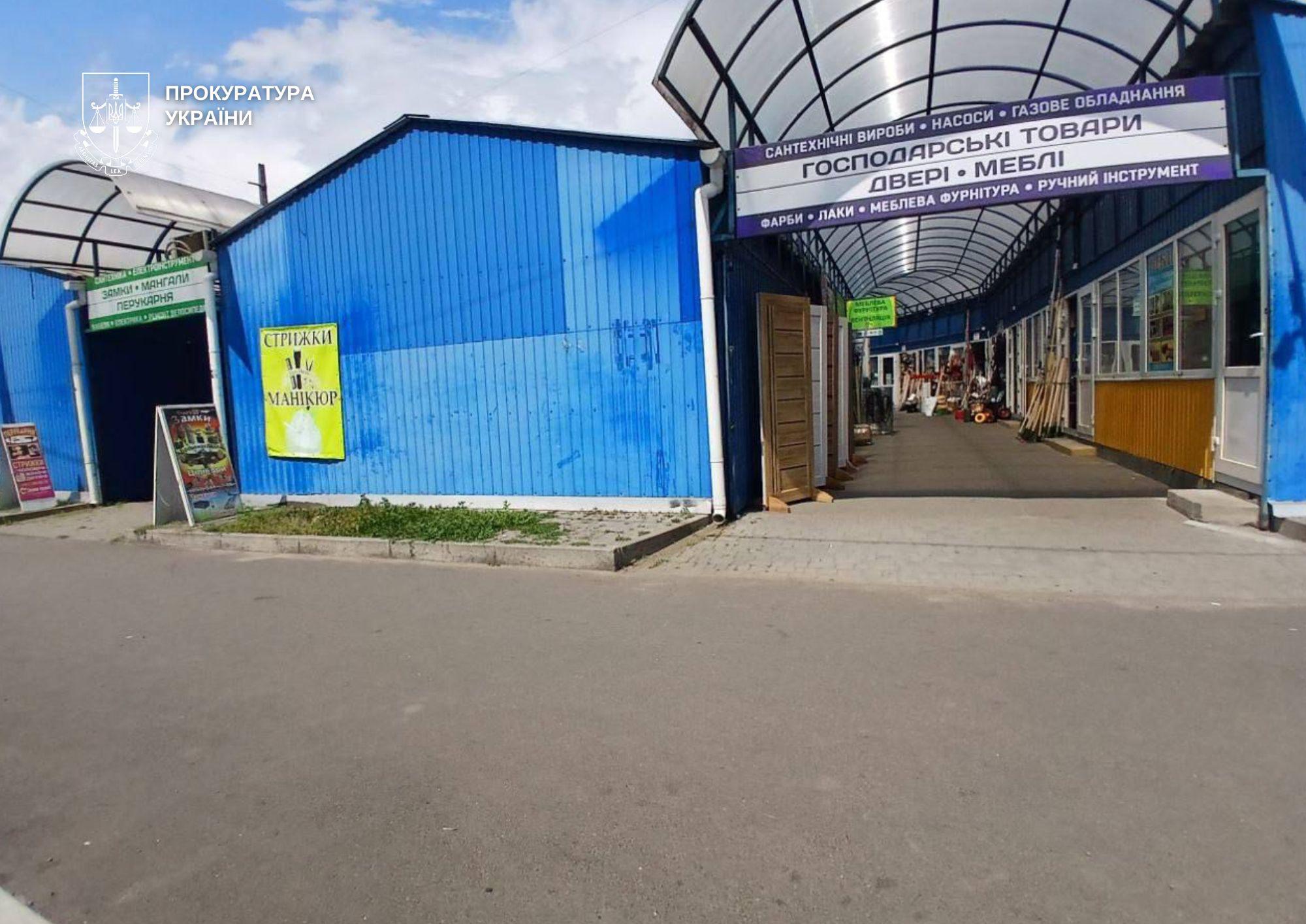 Керівник столичного товариства шляхом підробки документів отримав в оренду 1,4 га землі під торгівельні павільйони (фото)