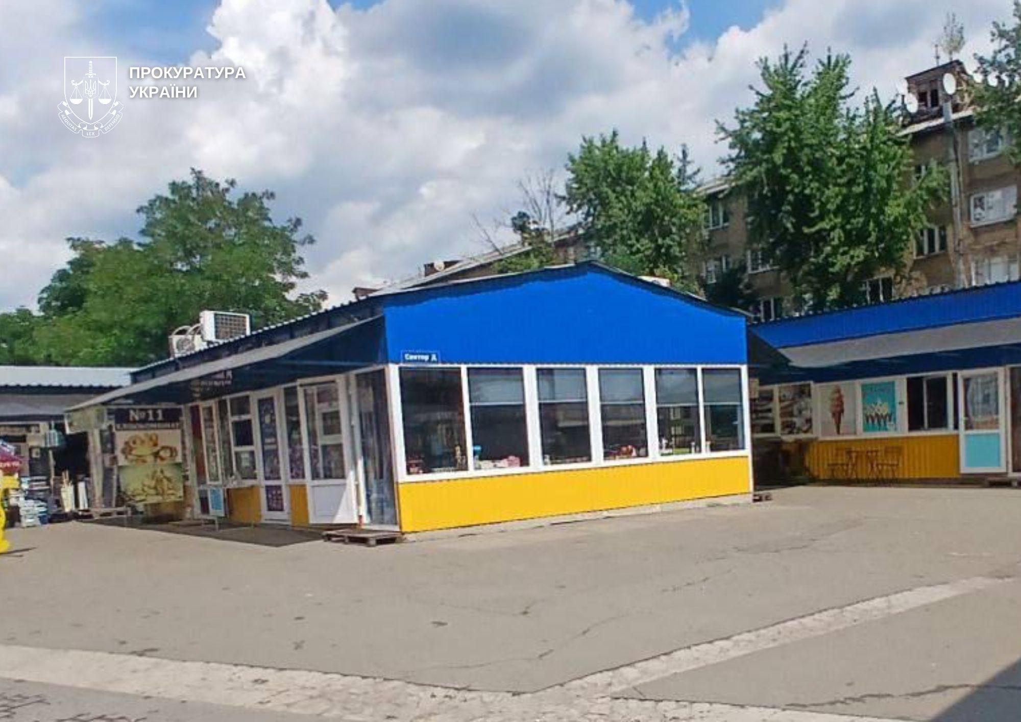 Керівник столичного товариства шляхом підробки документів отримав в оренду 1,4 га землі під торгівельні павільйони (фото)